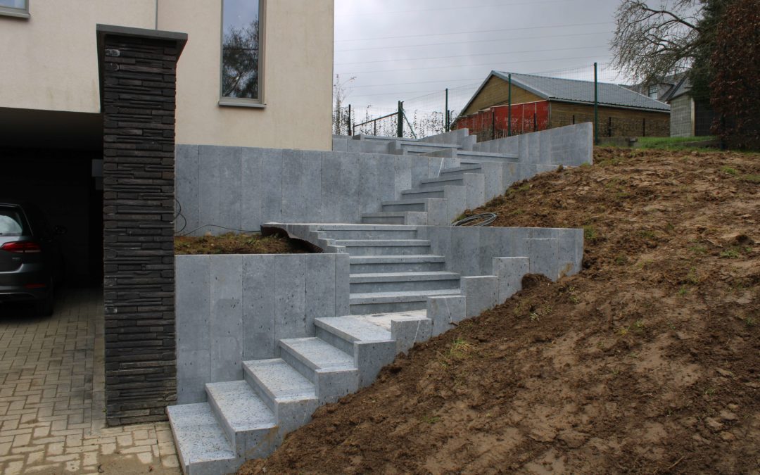 Mise en place d’un escalier et de bacs à fleurs en pierre bleue belge à Ottignies-Louvain-la-Neuve