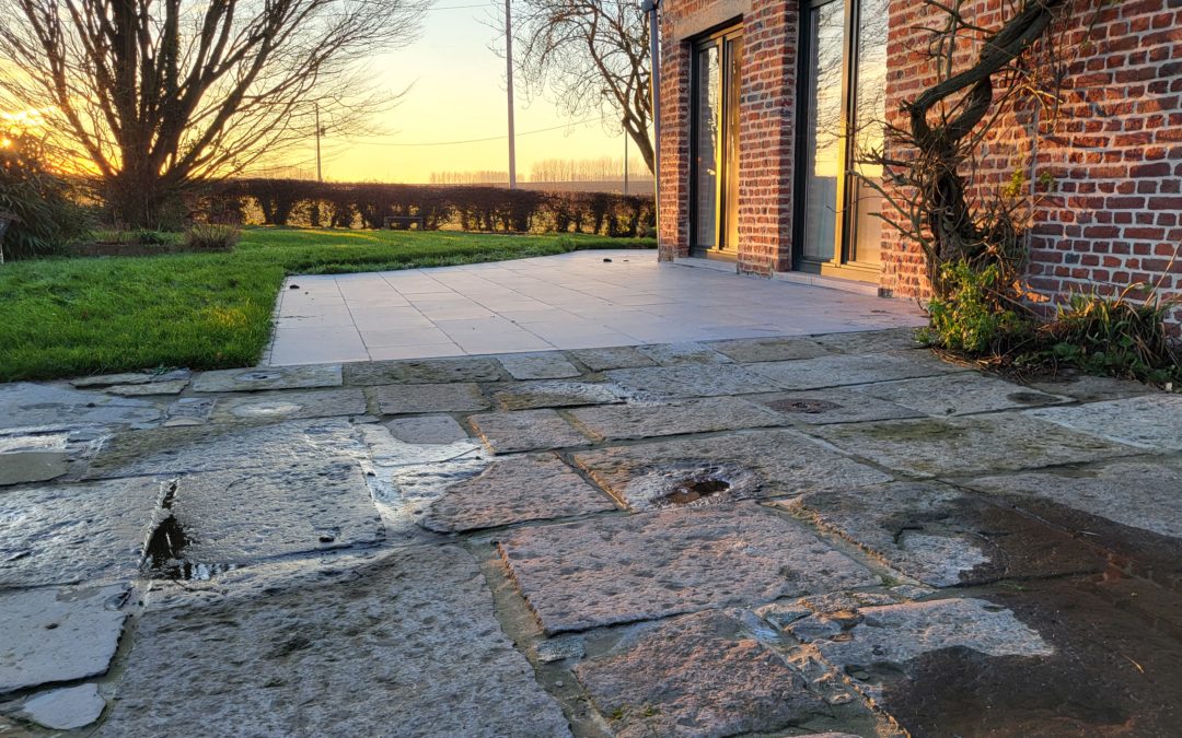 Terrasse en pierre bleue et pierre de réemploi à Grand-Leez