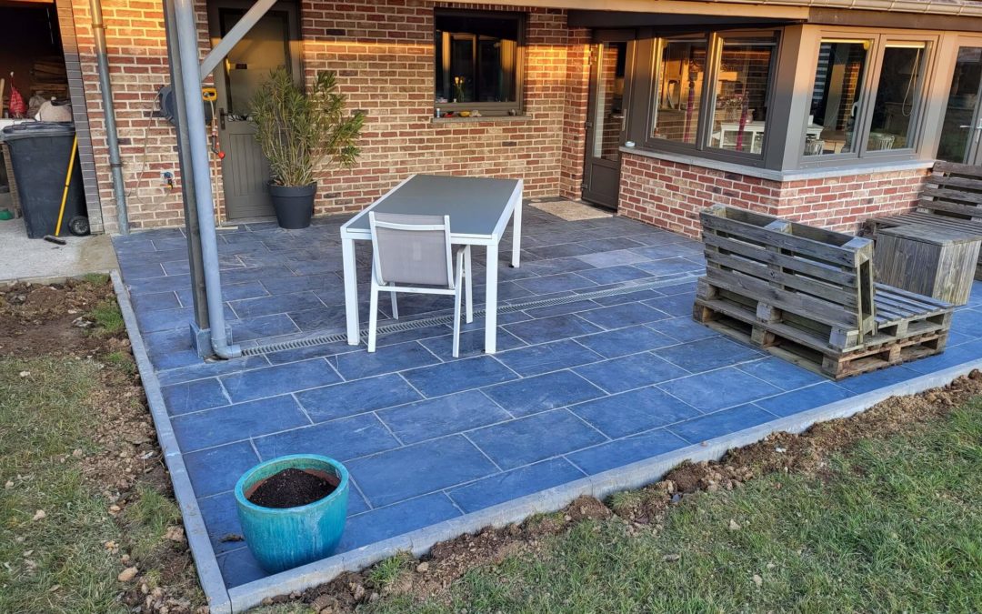 Rénovation d’une terrasse en dalles de pierre bleue à Assesse