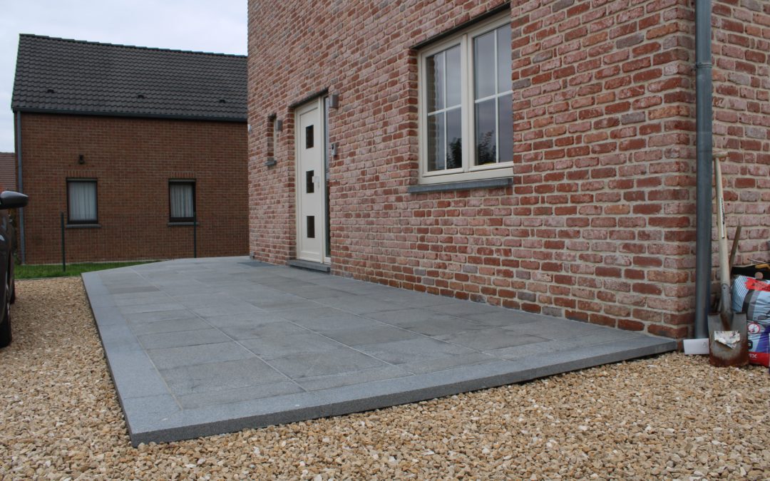 Pose d’une terrasse en dalles de granit flammé brossé et mise en place de graviers en grès beige