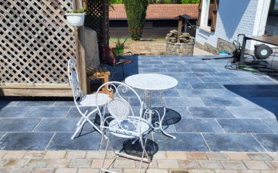 Tour de maison en kandlas multicolores et dalles de pierre bleue