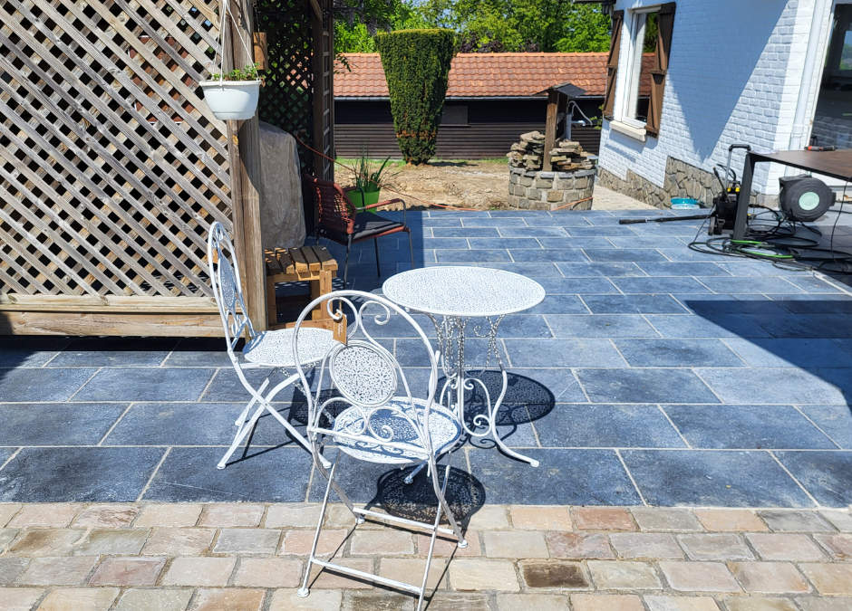 Tour de maison en kandlas multicolores et dalles de pierre bleue