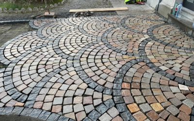 Mosaïque de grès avec une frise en granit à Fosse-la-Ville