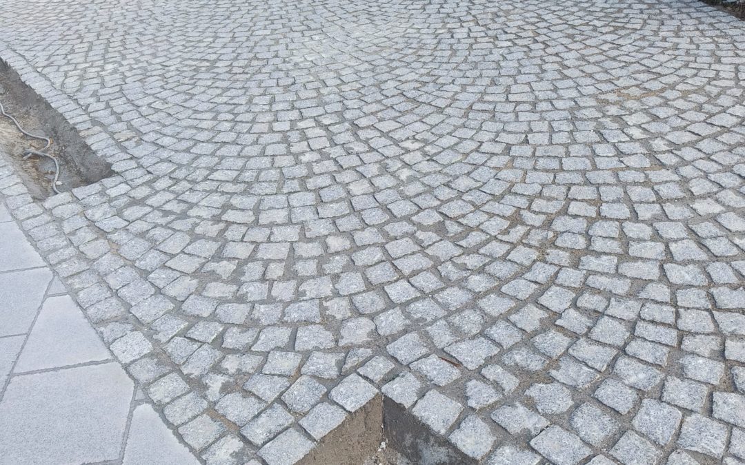 Dallage et pavage en mosaïque de granit à Godinne