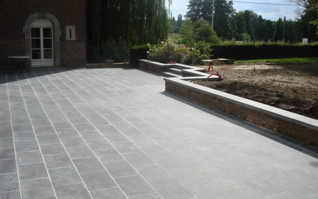 Terrasse en dalles de pierre bleue belge